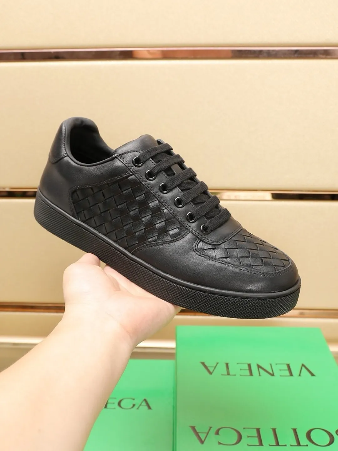 Men's Men's Shoes💰P 500💰【BV】Classic Casual Shoes🔍Winning the world's recognized top brand with details and creativity, the details highlight traditional hand stitching. The upper is made of original first-layer cowhide woven surface, and the cowhide lining is environmentally friendly. ♻️Does not fade. 💪Sole: Rubber original outsole specially provided by the original factory. ⚠Can be entered and exited at will. Welcome to compare. ⚠Number of sizes: 38-45 (customized in 45)